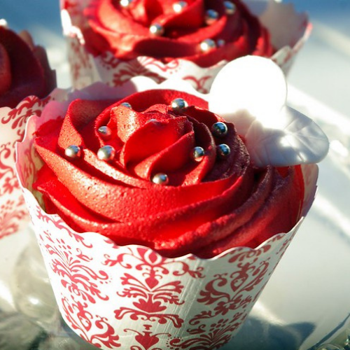 Cupcakes de iogurte de baunilha com cobertura vermelha