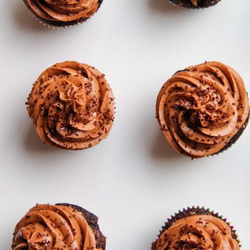 Cupcakes de chocolate e cobertura de merengue de café| Maru Botana