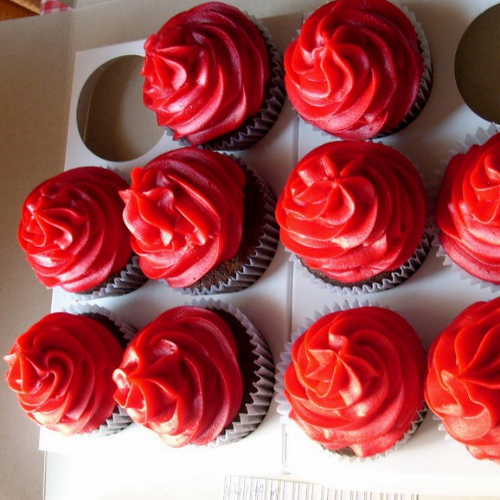 cupcakes de frutos rojos con cobertura de merengue roja